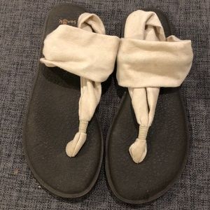 Sanuk sandals size 9